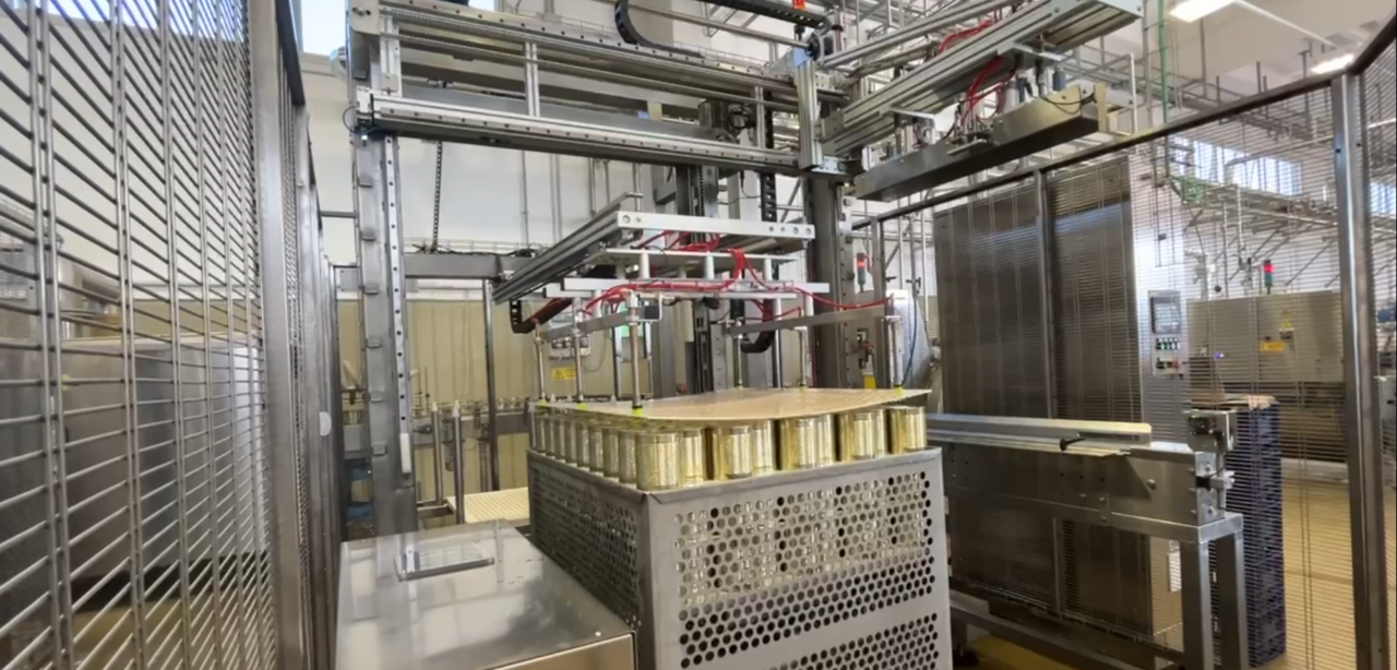 Decestonatori e cestonatori cartesiani per barattoli: efficienza e automazione firmata Cosmapack